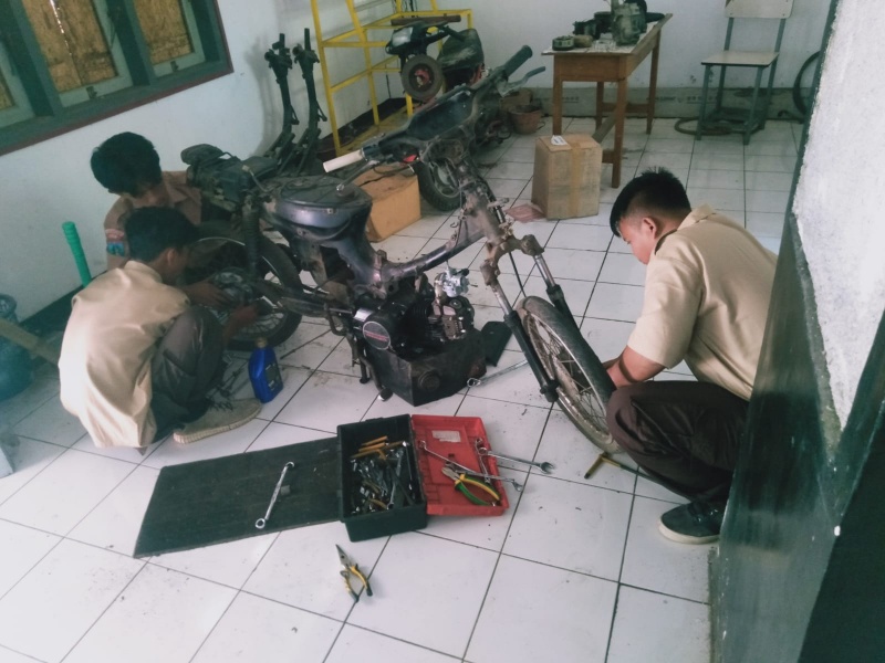 kegiatan bongkar mesin